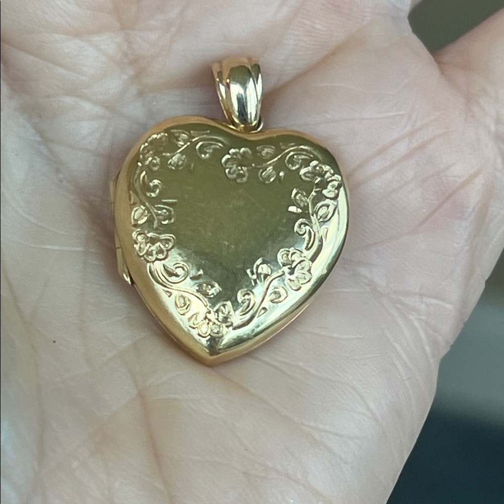18k Gold Heart Locket Pendant - Picture 5 of 6